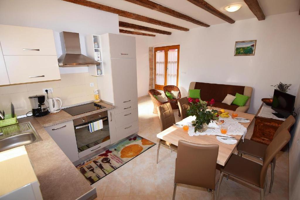 Apartment Malia Kaštelir Extérieur photo